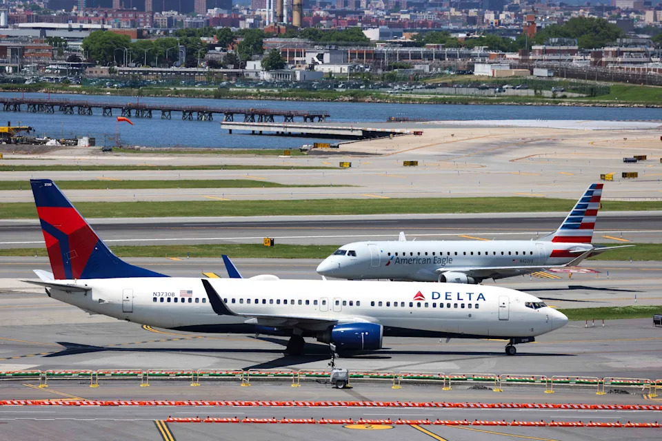 US Airline Stocks Slip as Jefferies Downgrades Major Carriers